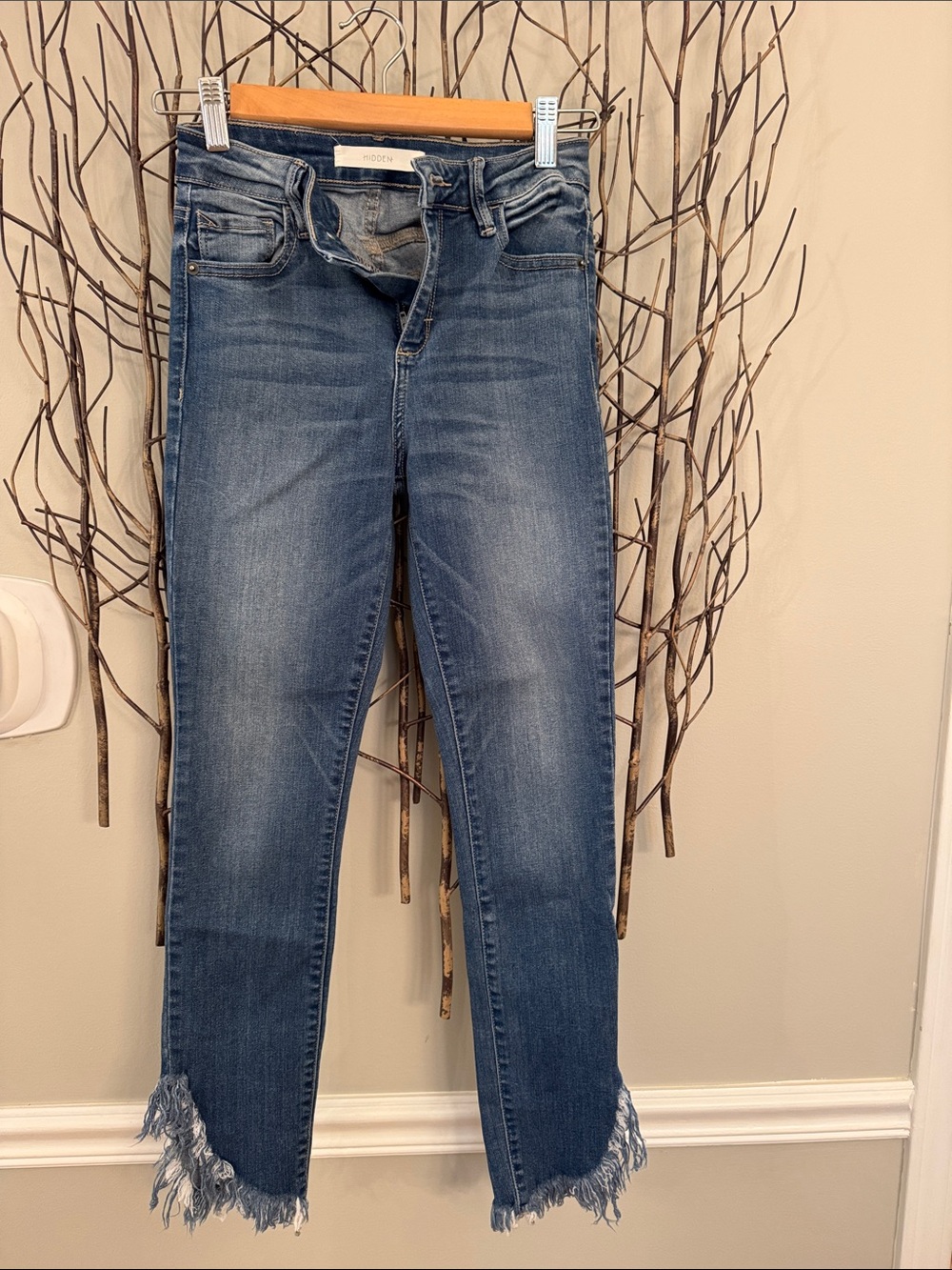 Frayed Hem Skinny Jeans in Medium Blue